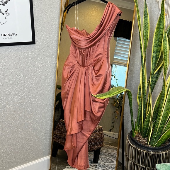 House of CB ‘Janis’ Rouge Satin One Shoulder Draped Midi Dress NWOT - Picture 13 of 17